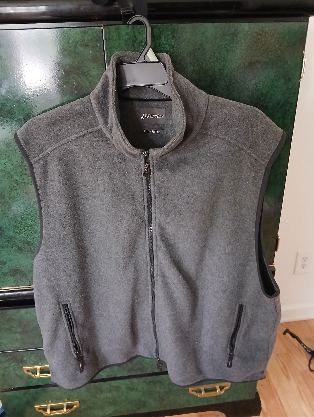 St John's Bay Plush Grey fleece Mens zip up vest XL Front Pockets Zip Closure